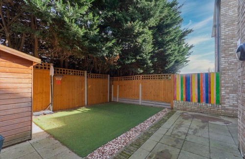 High Barnet Casa | Spacious 3 Bedroom Terraced House, Great Transport Links and Amenities Close by