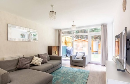 High Barnet Casa | Spacious 3 Bedroom Terraced House, Great Transport Links and Amenities Close by