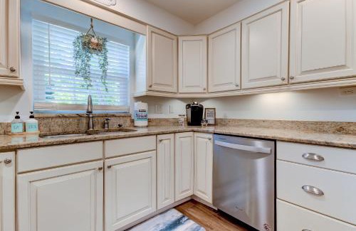 Tarpon Springs Casa | Spacious 3 Bedroom PET FRIENDLY!- Close to beach!