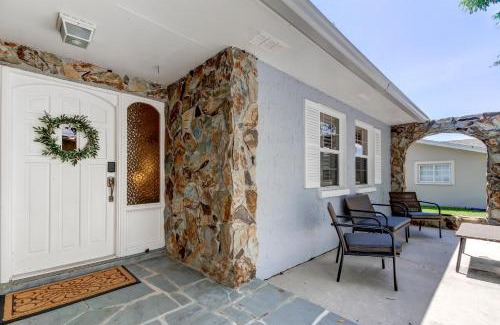 Tarpon Springs Casa | Spacious 3 Bedroom PET FRIENDLY!- Close to beach!
