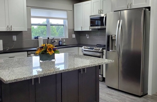 Scott Depot Casa | Spacious 3-bedroom home, off I-64 & 35, sleeps 11