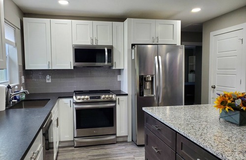 Scott Depot Casa | Spacious 3-bedroom home, off I-64 & 35, sleeps 11