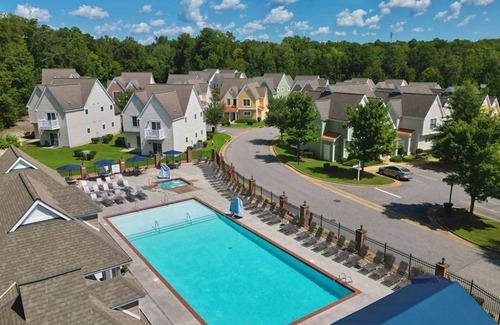 Lackey Cabaña | Spacious 3 bedroom cottage which is actually 2 units in 1 in Williamsburg, VA.