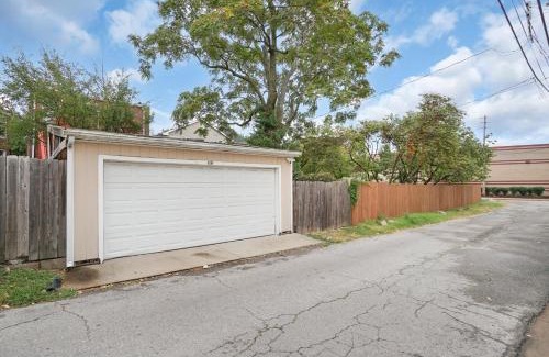 Central West End Apartamento | Spacious 3-Bedroom with King Bed & Prime Location
