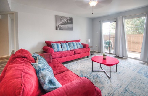 South Main Condominio | Spacious 3 BR, 2 BA Condo near Med Center & NRG