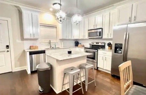Lake Charles Casa | Spacious 3 BR Downtown Townhouse near Lake & Casinos
