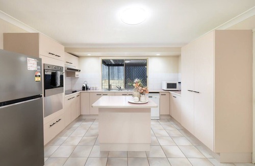 Calamvale Casa | Spacious 3-BR Haven Prime Location Shopping Centre