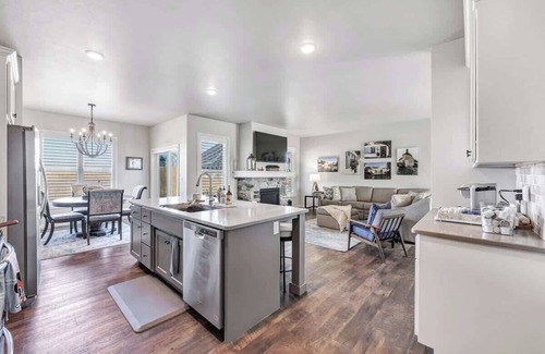 De Pere Casa | Spacious 3-BR Home near Lambeau!