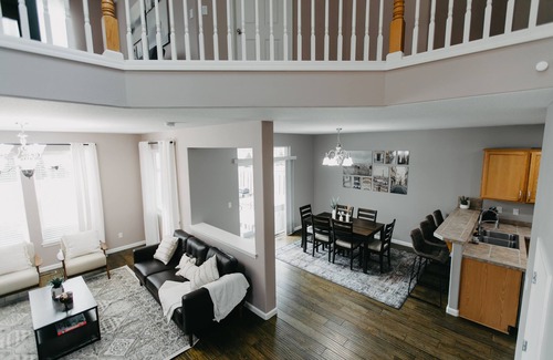 Wood Village Casa | Spacious 3 BR House w/hot tub in SE Portland, Sleeps 8, near popular attractions