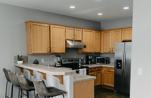 Wood Village Casa | Spacious 3 BR House w/hot tub in SE Portland, Sleeps 8, near popular attractions