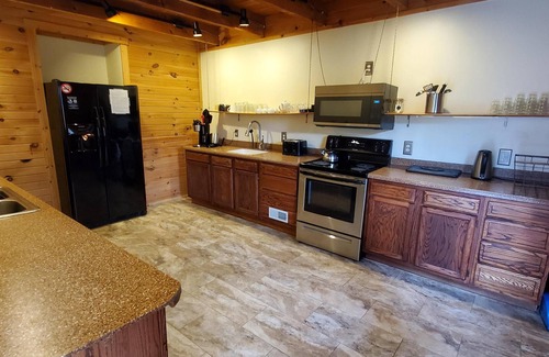 Slade Cabina | Spacious 3-BR, Lodge. Pool Table,Smart Satellite TV, Wi-Fi, Large Dining Hot Tub