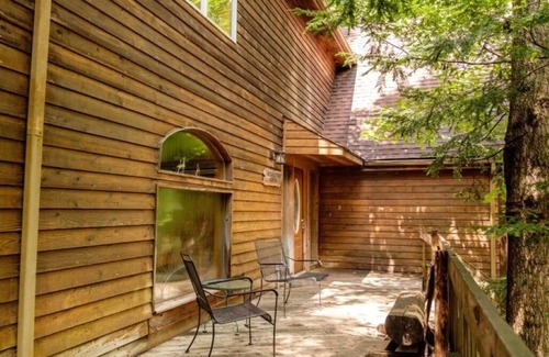 Slade Cabina | Spacious 3-BR, Lodge. Pool Table,Smart Satellite TV, Wi-Fi, Large Dining Hot Tub