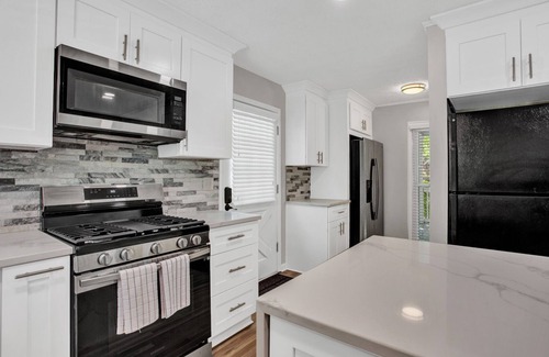 Lilburn Casa | Spacious 3-level dream entertainment with Foosball,Projector,HotTub&SUMMER:Pool
