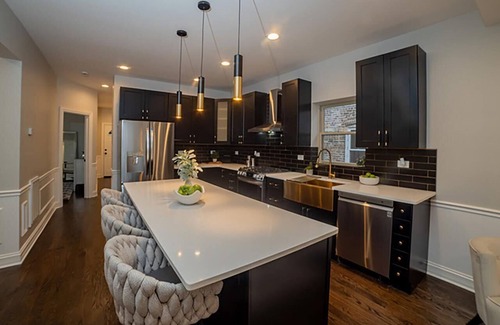 South Chicago Casa | Spacious 3 Level Home with 4 BDR/3 BA & full Kitchen
