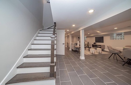 South Chicago Casa | Spacious 3 Level Home with 4 BDR/3 BA & full Kitchen