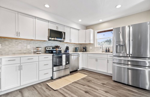Near Northside Apartamento | Spacious 3-Story Stay Sleeps 14 Downtown Indy+ Hot Tub & Modern Comfort