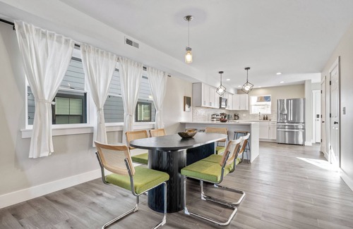 Near Northside Apartamento | Spacious 3-Story Stay Sleeps 14 Downtown Indy+ Hot Tub & Modern Comfort