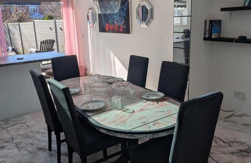 Ipswich Casa | Spacious 3B Home with Garden in Central Ipswich