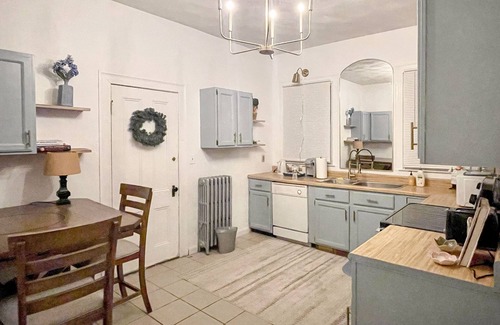 College Hill Apartamento | Spacious 3B1B,Full Kitchen,Private Parking, Walk to BROWN & RISD