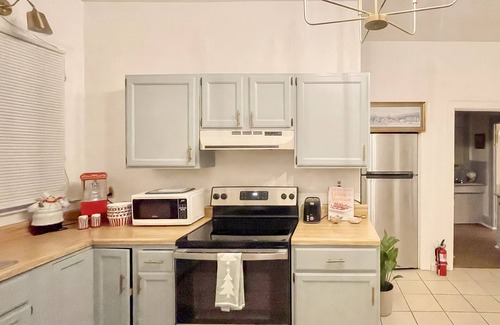College Hill Apartamento | Spacious 3B1B,Full Kitchen,Private Parking, Walk to BROWN & RISD