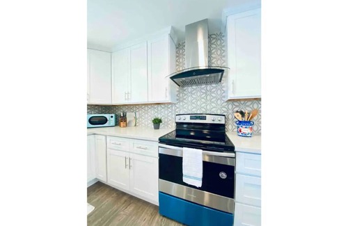 Newark Casa | Spacious 3B2B Home: Prime Location