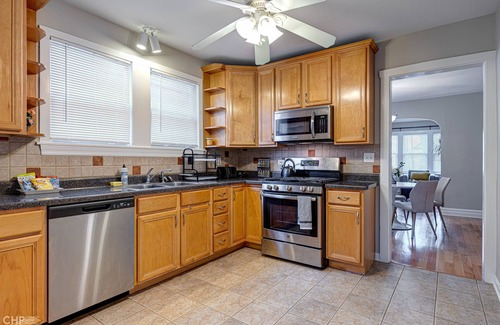 Jefferson Park Casa | SPACIOUS 3BD - 2BA DUPLEX WITH FAMILY ROOM, KING BED-LAUNDRY ROOM & FIREPLACE