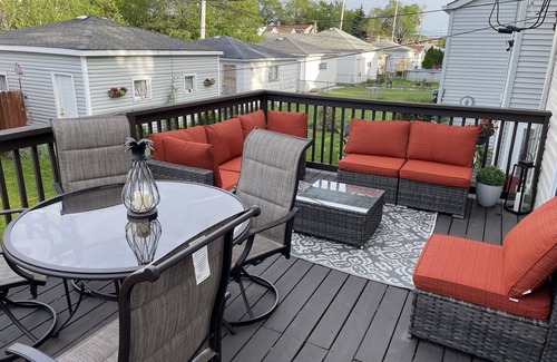 Jefferson Park Casa | SPACIOUS 3BD - 2BA DUPLEX WITH FAMILY ROOM, KING BED-LAUNDRY ROOM & FIREPLACE