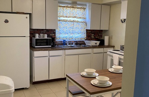 Milwaukee Apartamento | Spacious 3bdr free wine wifi and parking