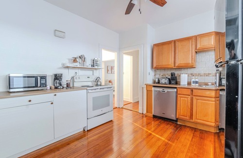 Somerville Apartamento | Spacious 3BDR near Harvard/5-Min Walk to Train - Davis Sq / Free Parking!