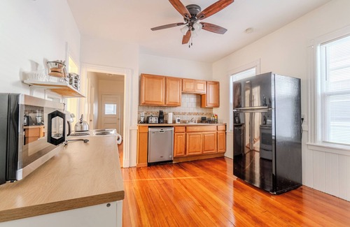 Somerville Apartamento | Spacious 3BDR near Harvard/5-Min Walk to Train - Davis Sq / Free Parking!