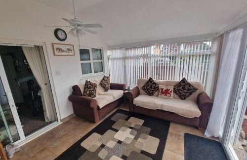 Wrexham Casa | Spacious 3bed semi/Gamesroom/Drive/10mins to City