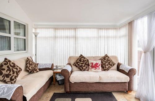 Wrexham Casa | Spacious 3bed semi/Gamesroom/Drive/10mins to City