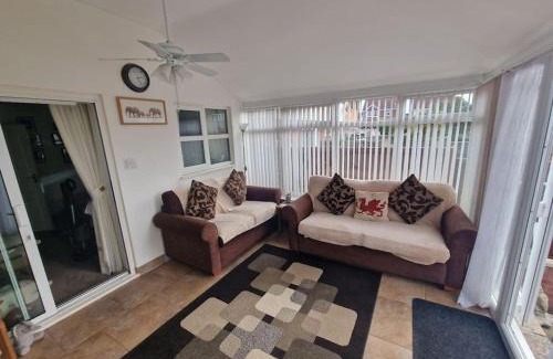 Wrexham Casa | Spacious 3bed semi/Gamesroom/Drive/10mins to City