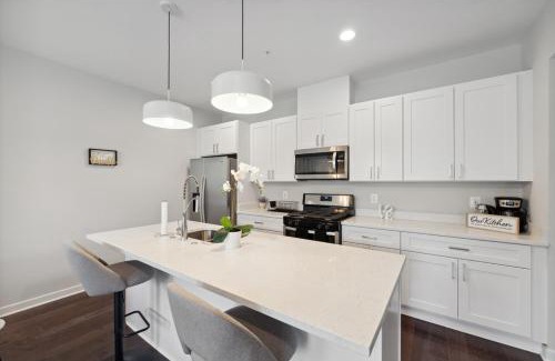 Fairlawn Apartamento | Spacious 3Bedroom Duplex with Rooftop Deck!