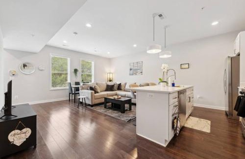 Fairlawn Apartamento | Spacious 3Bedroom Duplex with Rooftop Deck!