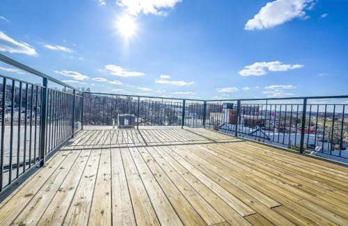Fairlawn Apartamento | Spacious 3Bedroom Duplex with Rooftop Deck!