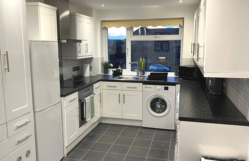 Canons Apartamento | Spacious 3BR/1BA Pet Friendly Flat w/ FREE WIFI