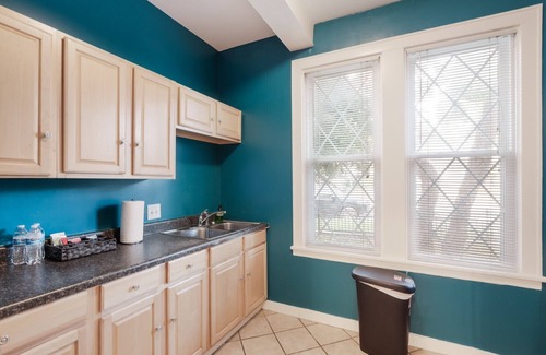 Alta Vista Condominio | Spacious 3BR/2BA 1st Floor Apt in Historic Alta Vista, SA, 20% Off! Free Parking