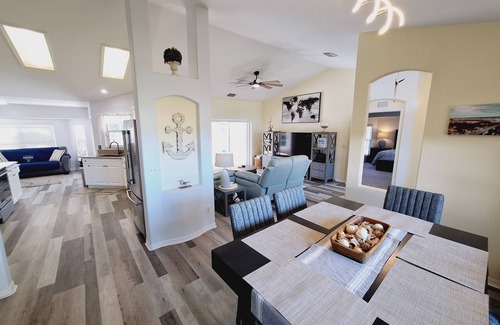 Sebastian Highlands Casa | Spacious 3Br/2Ba overlooking canal! Waterview Oasis! Heated Pool, Near Beaches!