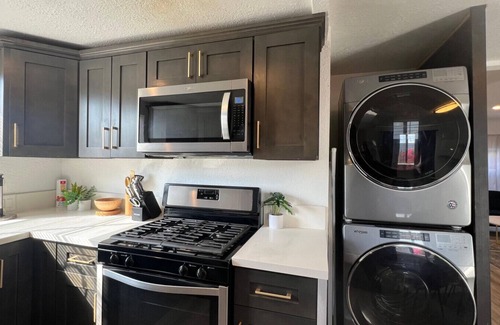 Palms Apartamento | Spacious 3BR/3BA Home Private Yard in Culver City