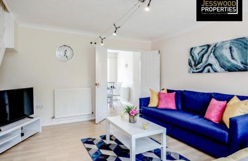 Luton Apartamento | Spacious 3BR, 3BA House by Jesswood Properties Short Lets For Contractors, With Free Parking Near M1 & Luton Airport