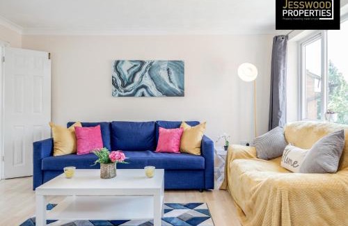 Luton Apartamento | Spacious 3BR, 3BA House by Jesswood Properties Short Lets For Contractors, With Free Parking Near M1 & Luton Airport