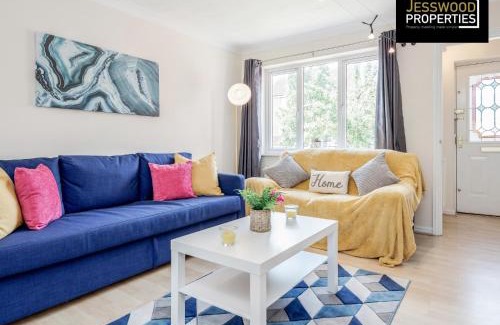 Luton Apartamento | Spacious 3BR, 3BA House by Jesswood Properties Short Lets For Contractors, With Free Parking Near M1 & Luton Airport