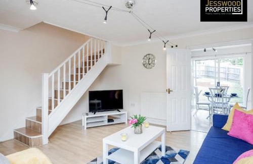 Luton Apartamento | Spacious 3BR, 3BA House by Jesswood Properties Short Lets For Contractors, With Free Parking Near M1 & Luton Airport