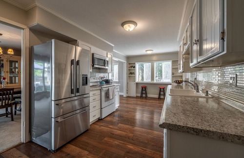 Wenatchee Casa | Spacious 3BR,8 guest, pool/2BA/Hot tub, SKI-SUN