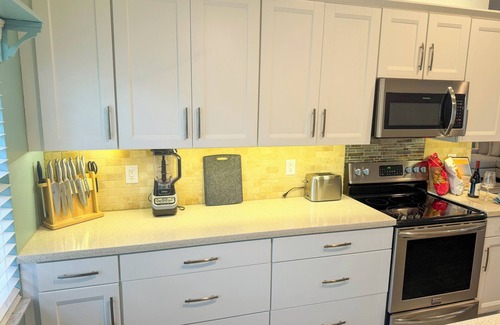 Marineland Acres Casa | Beach Bungalow, 3-bd, 2-ba, Hot Tub & Dog Friendly.