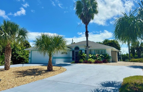 Marineland Acres Casa | Beach Bungalow, 3-bd, 2-ba, Hot Tub & Dog Friendly.