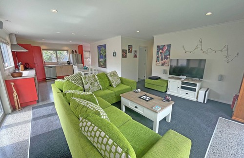 Whangamata Casa | Spacious 3BR Beach House Near the Park