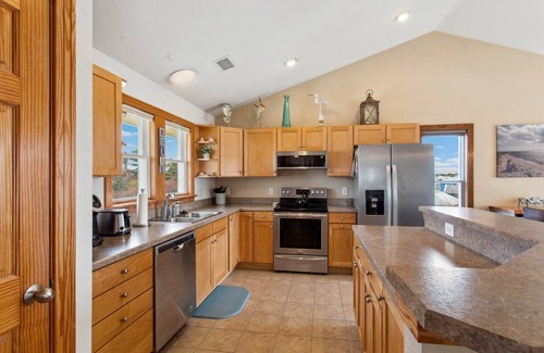 Bermuda Bay Condominio | Spacious 3BR Condo: Pool, Gym & 5-Min Beach Drive
