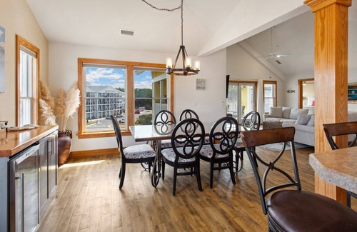 Bermuda Bay Condominio | Spacious 3BR Condo: Pool, Gym & 5-Min Beach Drive